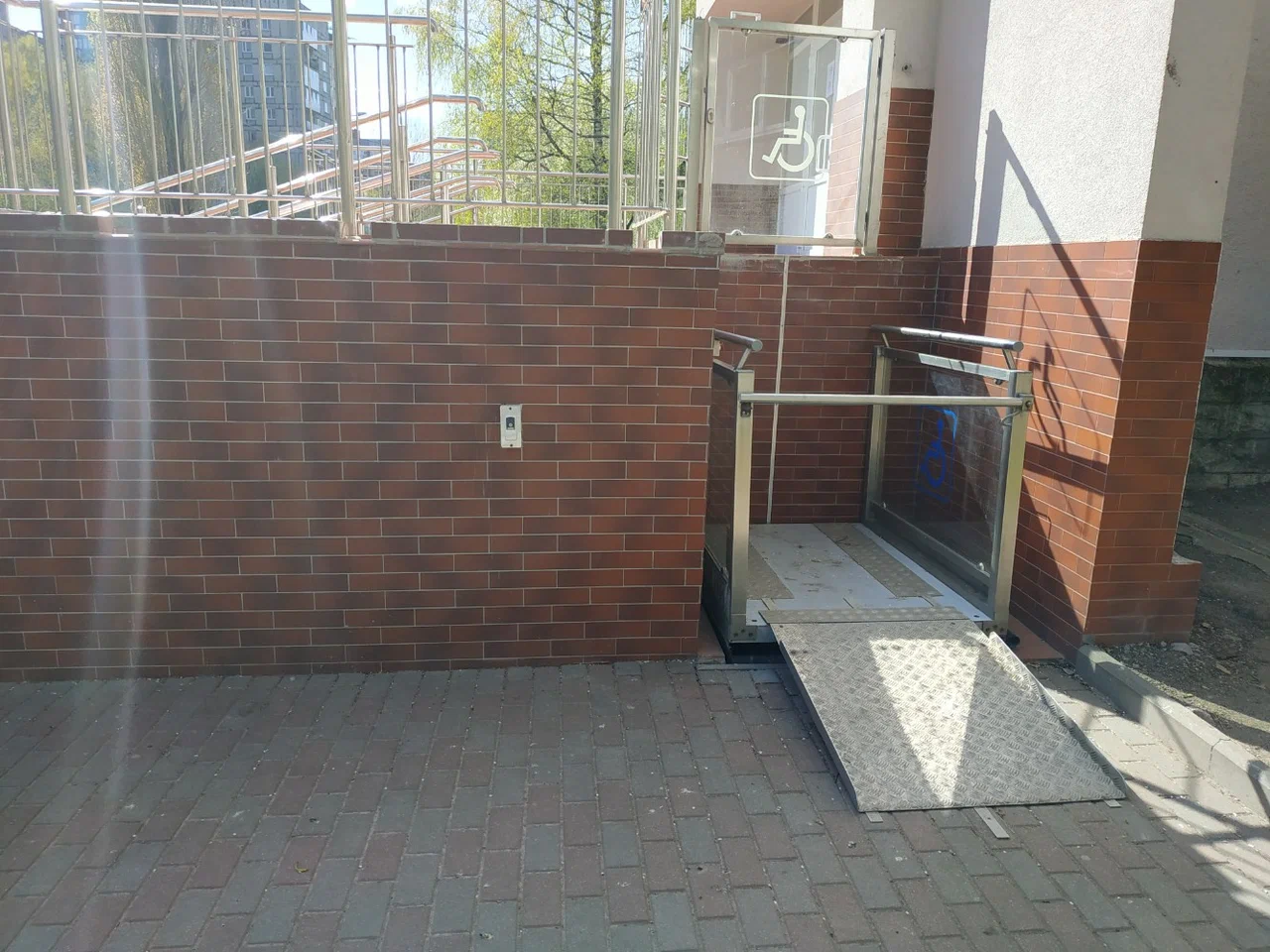 Подъёмник на входе в школу (доступная среда)